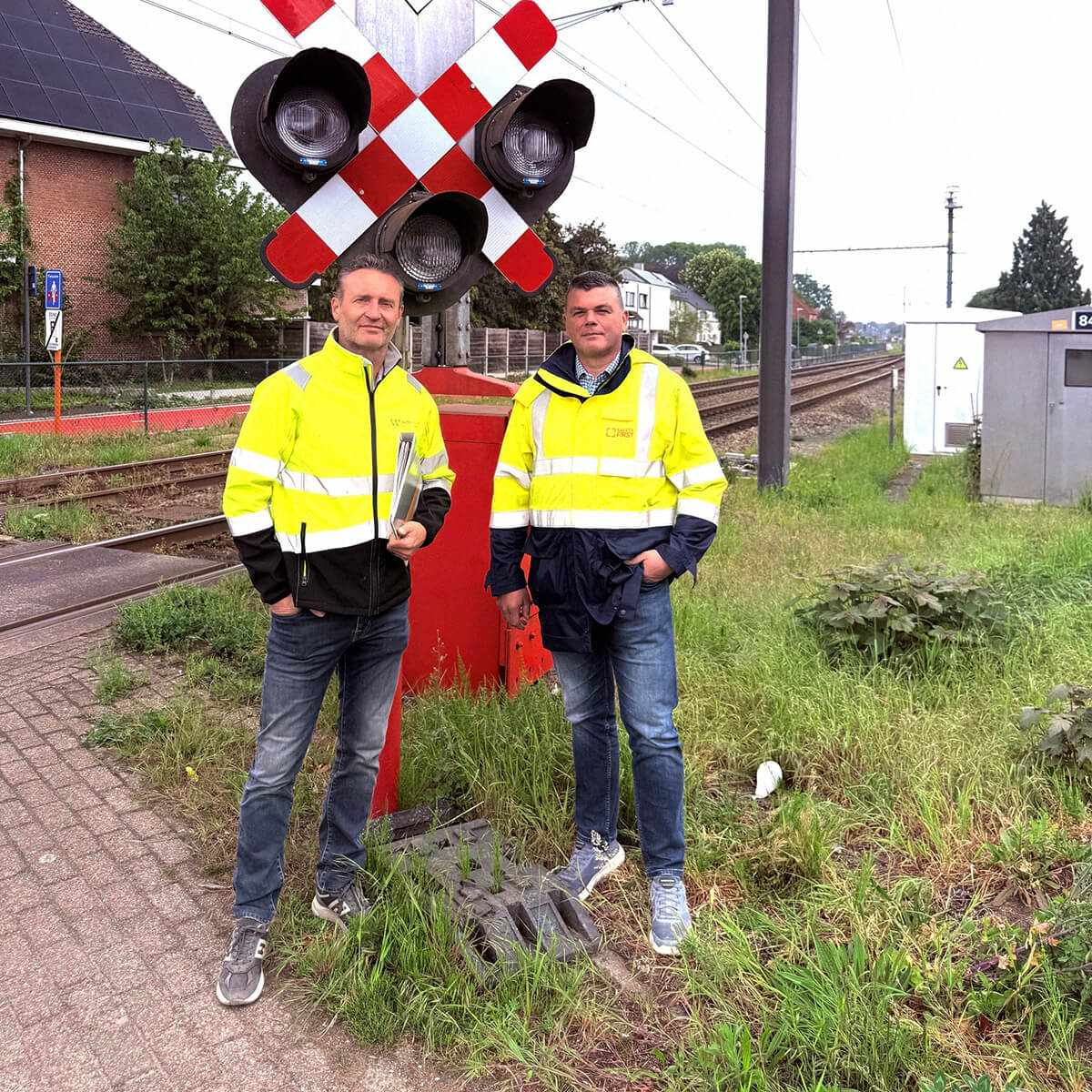 Our CEO Kurt Pleysier (left) pictured next to Christophe Gysens (right), fibre optic expert at Infrabel.
